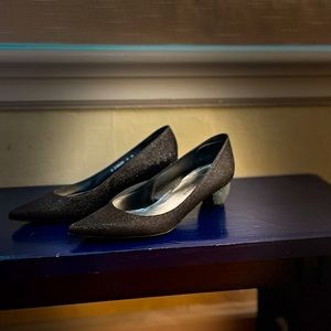 Stuart Weiztman luxury black shoes with a sleek and sophisticated design(UniSex)